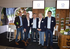 Bij Bejo Zaden vertelden ze onder meer over de variëteiten uien die ze zelf vermarkten en geschikt zijn voor biologische teelt: Boga, Troy, Jetset, Centurion, Radar, Red Light, Redlander, Red Baron. Op de foto: Bram Weijland, Ron Spaans, Emmelie van de Velde, Joost Litjens, Petra Burger en Mart Deveneijns.